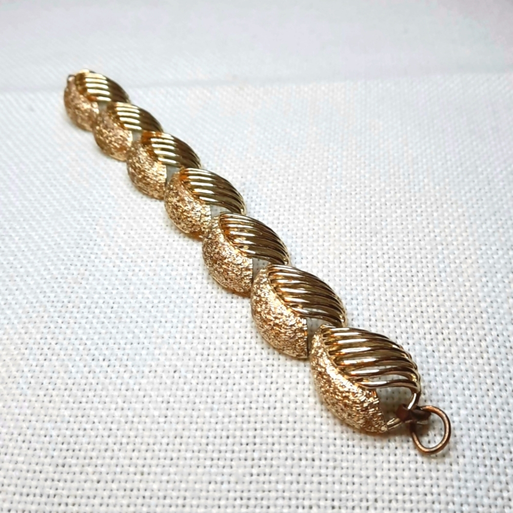 Vintage Bracelet, Gold tone, Textured, 3D